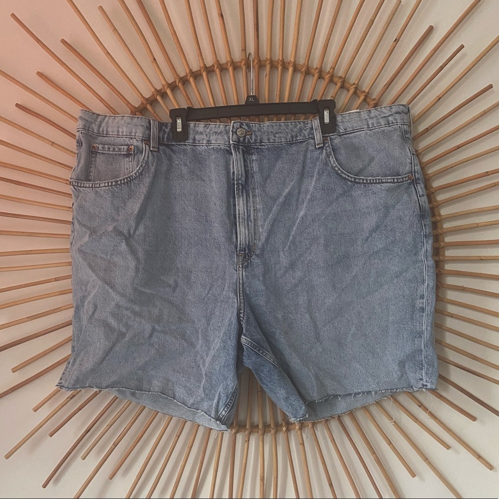 H&M size 3x light wash denim cut off shorts